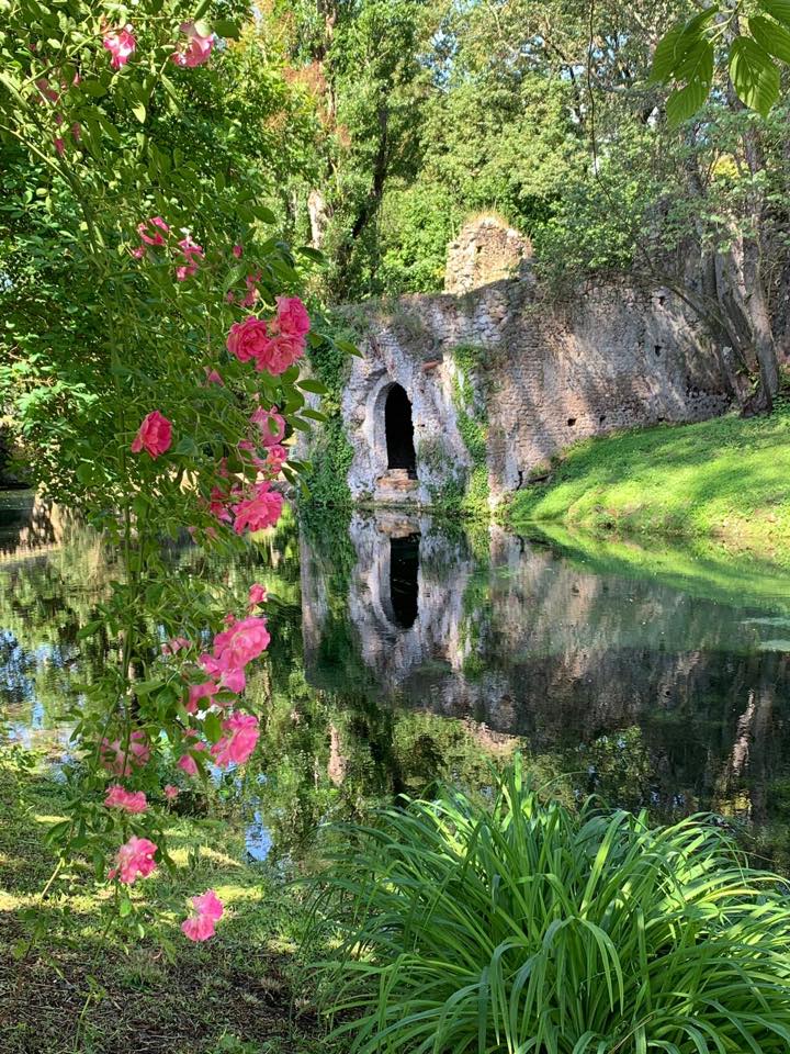 Blog – Giardini dal Mondo – Giardino di Ninfa Blog - Giardini dal Mondo - Giardino di Ninfa - credits Foto Giardino di Ninfa/Archivio Fondazione Roffredo Caetani