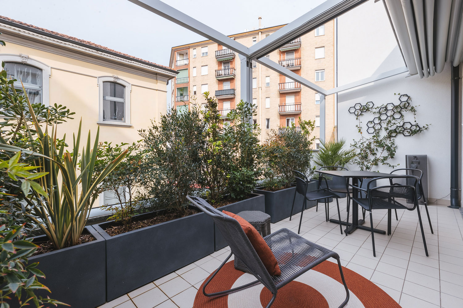 Terrazzi – Abitazione Privata Cologno Monzese – by Verde Passione Terrazzi - Abitazione Privata Cologno Monzese - Progettazione spazi verdi esterni, piante naturali in vaso- by Verde Passione