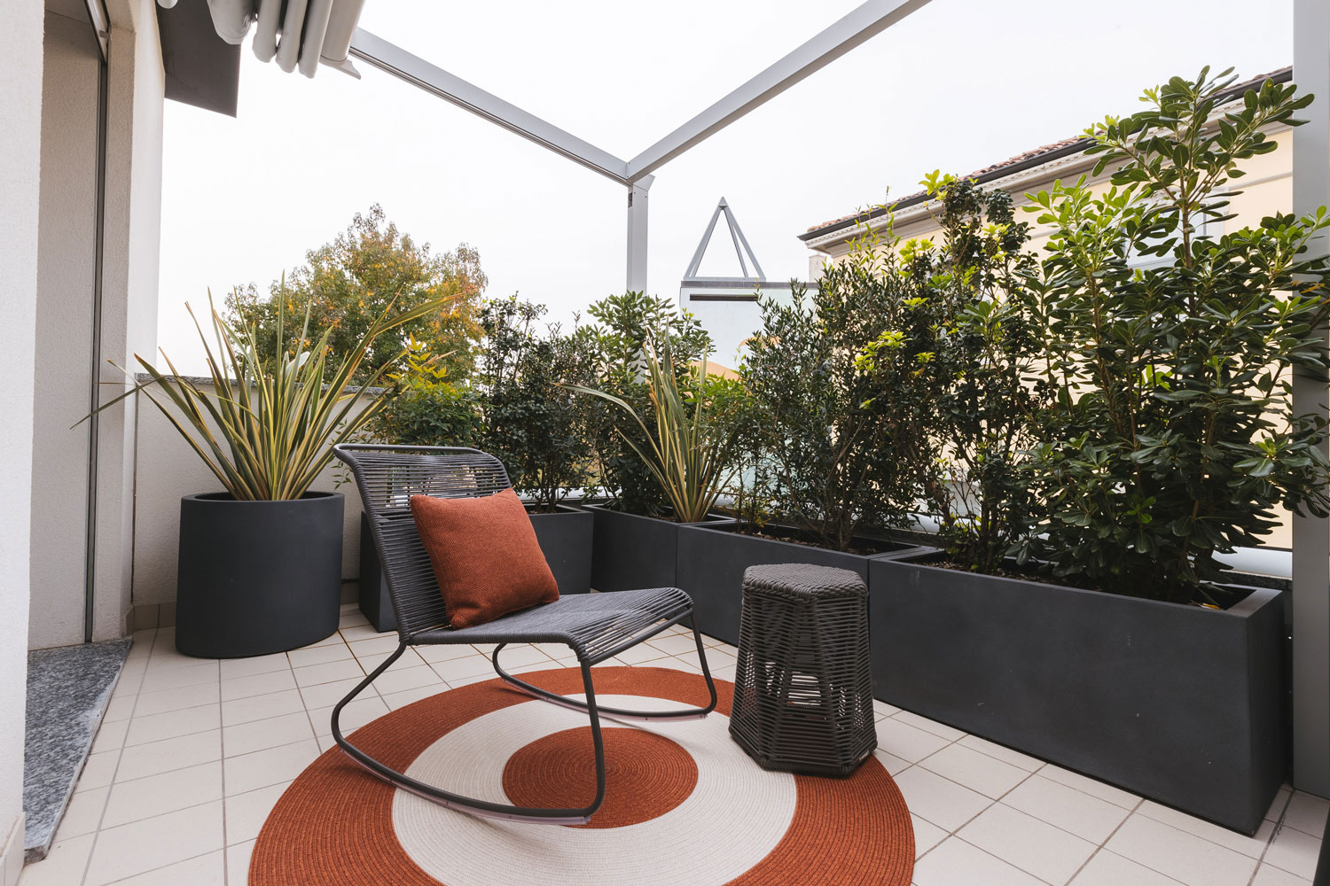 Terrazzi – Abitazione Privata Cologno Monzese – by Verde Passione Terrazzi - Abitazione Privata Cologno Monzese - Progettazione spazi verdi esterni, piante naturali in vaso- by Verde Passione