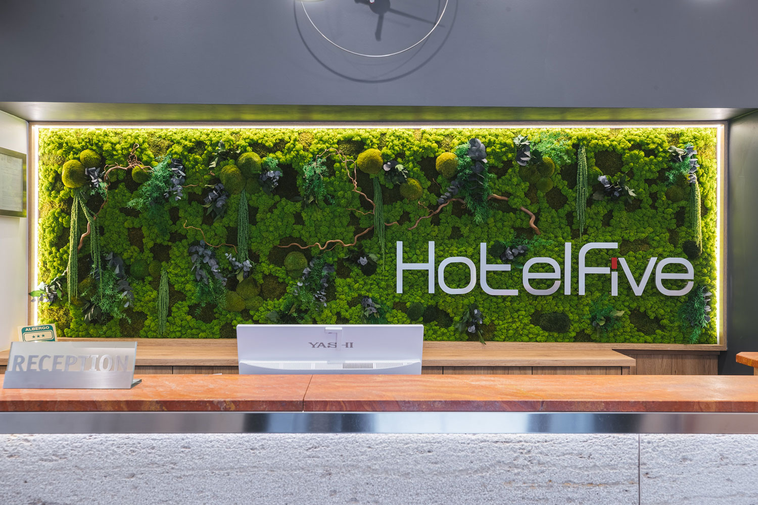 Ho.re.ca – Hotel FIVE Milano – by Verde Passione Ho.re.ca - Hotel Five Milano - Parete in Moss Modello Jungle Wall con Logo Retroilluminato e Quadro in Moss Modello Jungle Frame custom con retroilluminazione - by Verde Passione