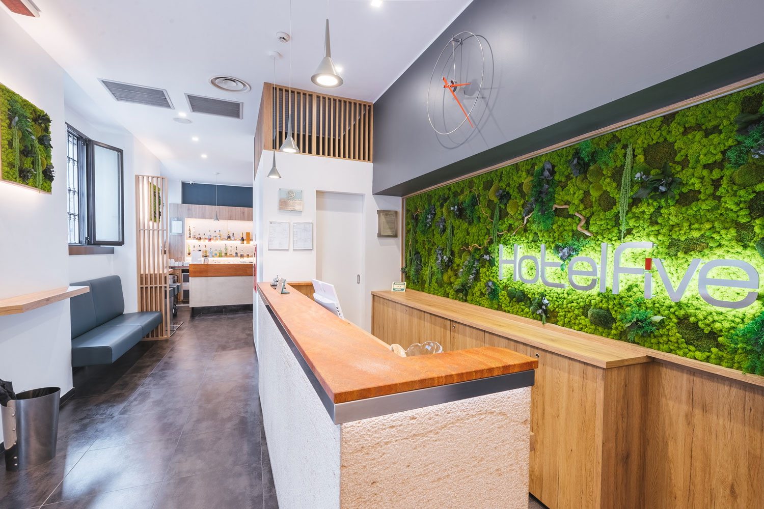 Ho.re.ca – Hotel FIVE Milano – by Verde Passione Ho.re.ca - Hotel Five Milano - Parete in Moss Modello Jungle Wall con Logo Retroilluminato e Quadro in Moss Modello Jungle Frame custom con retroilluminazione - by Verde Passione