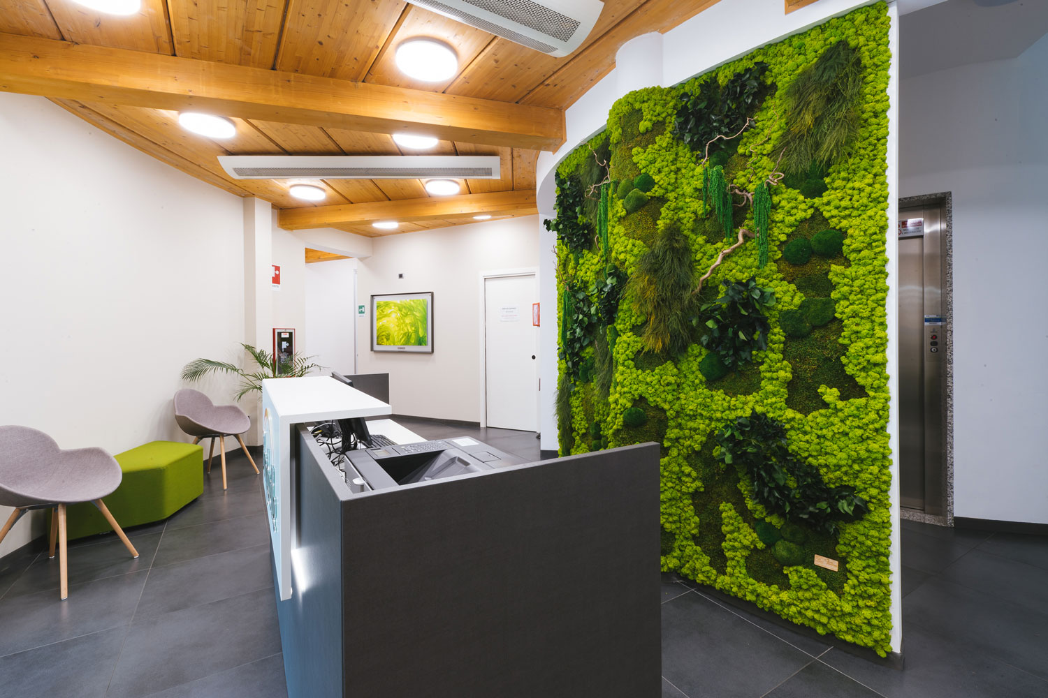 Corporate – Bonduelle Italia – by Verde Passione Corporate - Bonduelle Italia - Parete in Moss Modello Nordica con scritte applicate (Logo Lineare) e Forest Wall - by Verde Passione