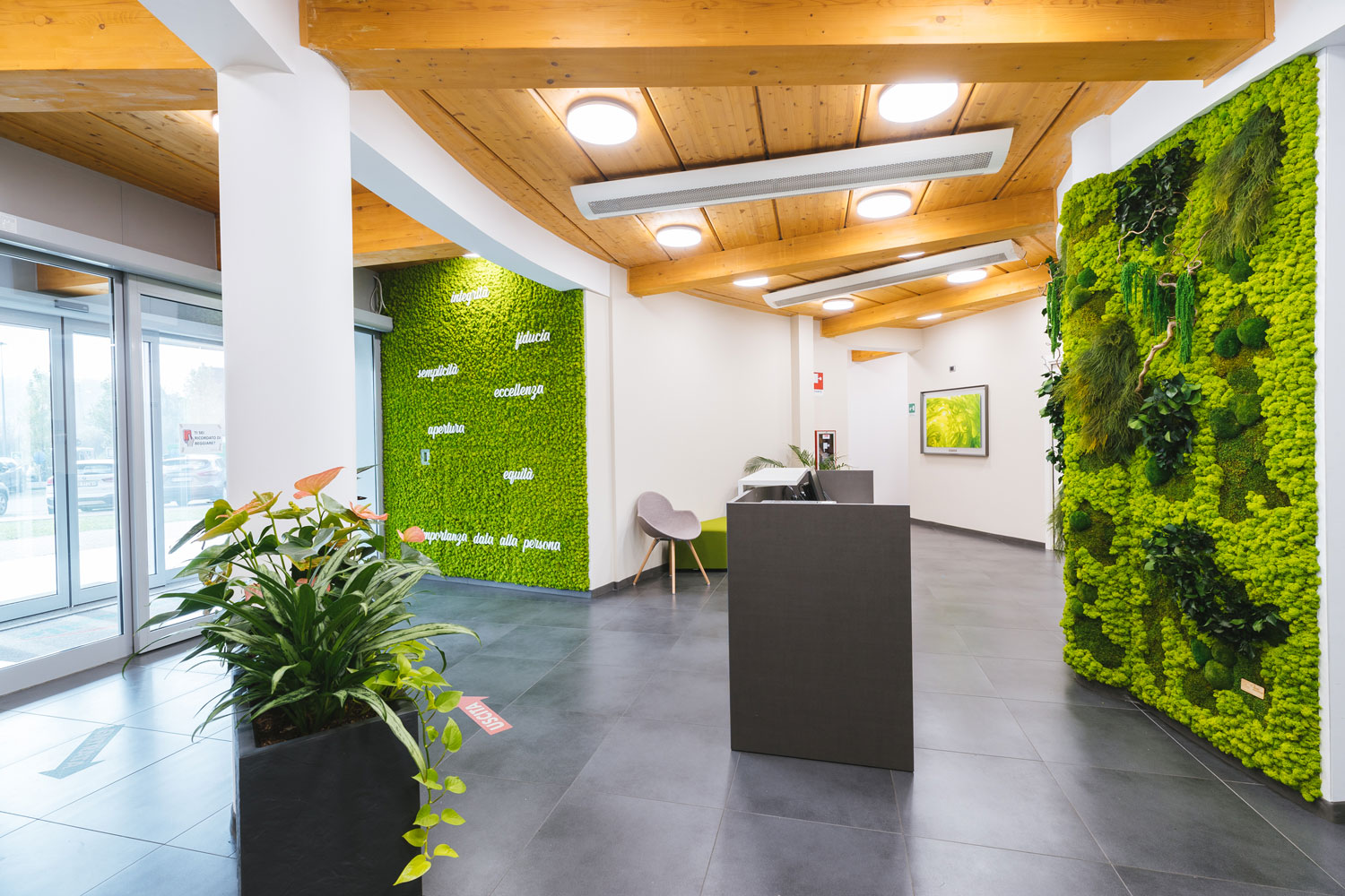 Corporate – Bonduelle Italia – by Verde Passione Corporate - Bonduelle Italia - Parete in Moss Modello Nordica con scritte applicate (Logo Lineare) e Forest Wall - by Verde Passione