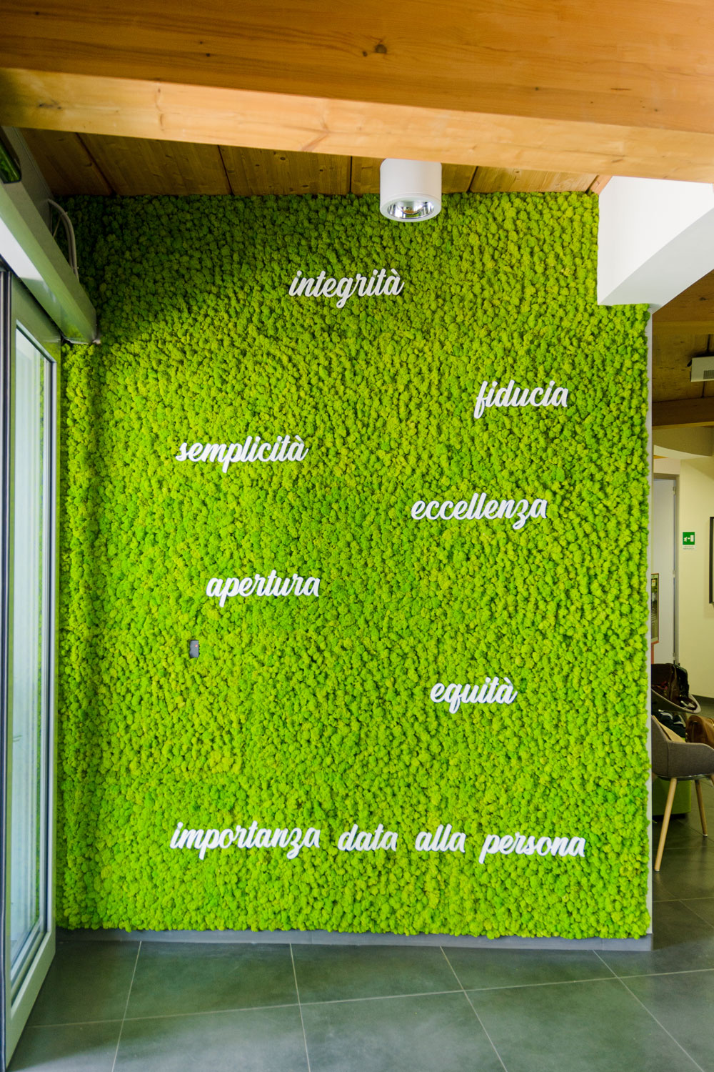 Corporate – Bonduelle Italia – by Verde Passione Corporate - Bonduelle Italia - Parete in Moss Modello Nordica con scritte applicate (Logo Lineare) e Forest Wall - by Verde Passione