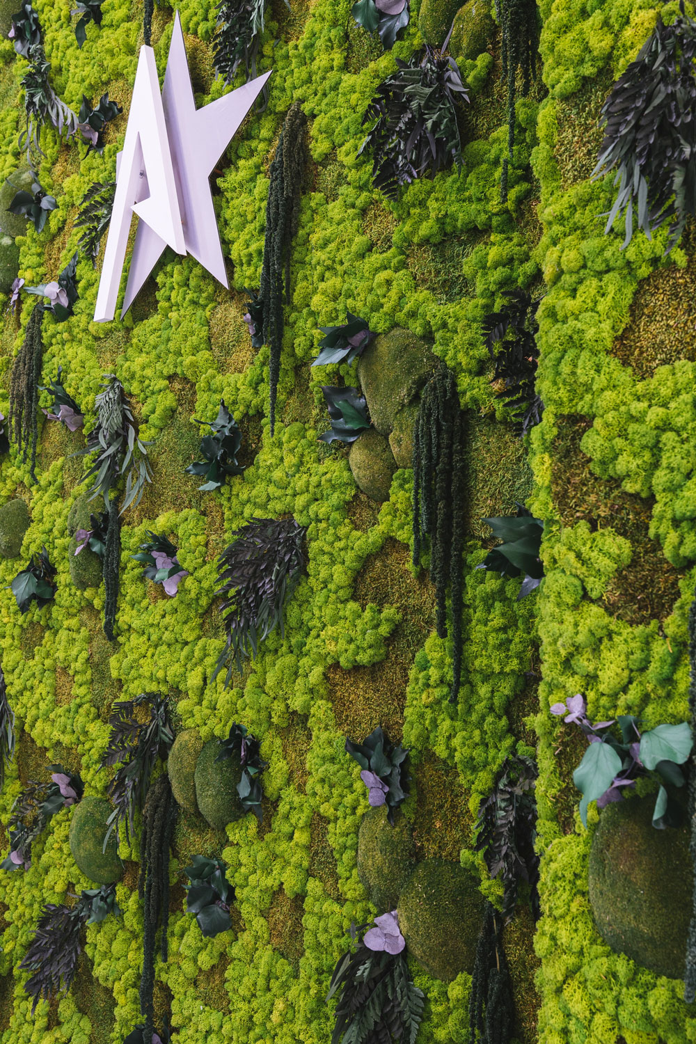 Corporate – Capio Srl – by Verde Passione Corporate - Capio Srl - Logo con illuminazione integrata su Parete in Moss Modello Giungla e trittico di Quadri in Moss Jungle Circle Frame - by Verde Passione