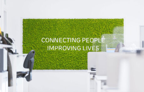 Corporate - DHL Milano - Progetto di Green Interior Design: Parete in Moss Modello Nordica con scritte applicate, Pannello custom con scritta "Relax" in Moss Nordico, Parete in Moss Nordico Custom con sagoma Planisfero e aeroplani applicati e Piante Semi-Naturali - by Verde Passione