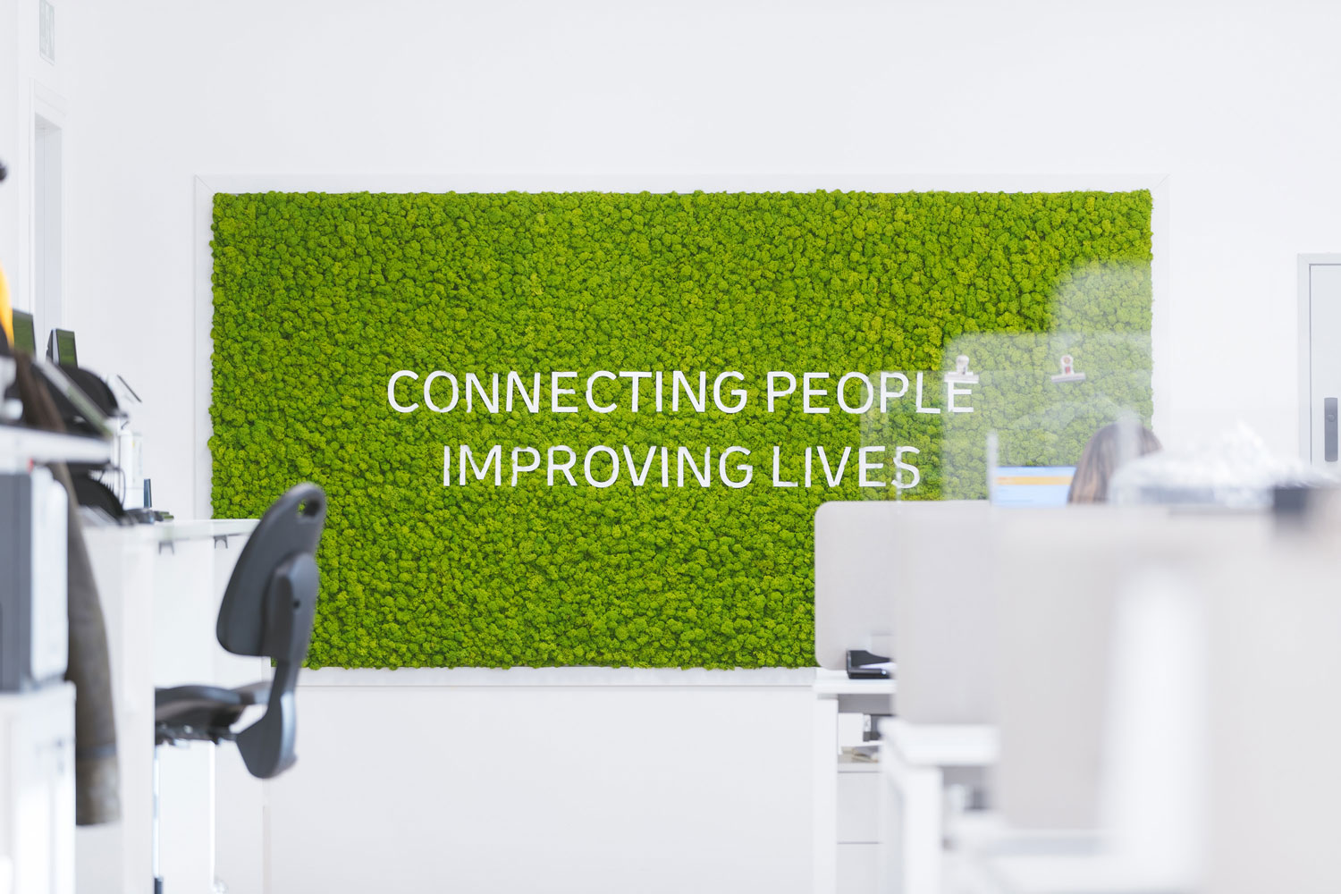 Corporate – DHL Milano – Progetto di Green Interior Design – by Verde Passione Corporate - DHL Milano - Progetto di Green Interior Design: Parete in Moss Modello Nordic Plus con scritte applicate, Pannello custom con scritta "Relax" in Moss Nordico, Parete in Moss Nordico Custom con sagoma Planisfero e aeroplani applicati e Piante Semi-Naturali - by Verde Passione