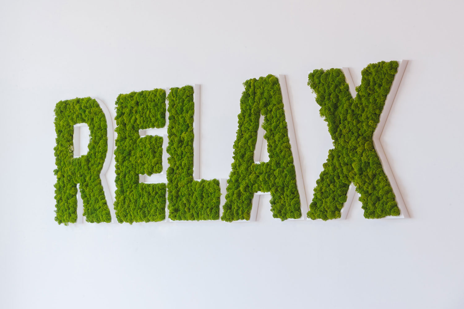Corporate – DHL Milano – Progetto di Green Interior Design – by Verde Passione Corporate - DHL Milano - Progetto di Green Interior Design: Parete in Moss Modello Nordic Plus con scritte applicate, Pannello custom con scritta "Relax" in Moss Nordico, Parete in Moss Nordico Custom con sagoma Planisfero e aeroplani applicati e Piante Semi-Naturali - by Verde Passione