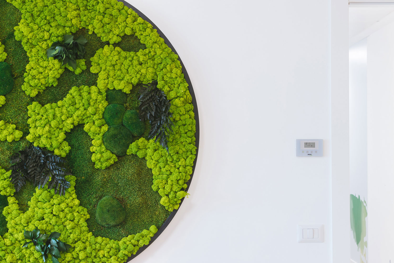 Corporate – DHL Milano – Progetto di Green Interior Design – by Verde Passione Corporate - DHL Milano - Progetto di Green Interior Design: Parete in Moss Modello Nordic Plus con scritte applicate, Pannello custom con scritta "Relax" in Moss Nordico, Parete in Moss Nordico Custom con sagoma Planisfero e aeroplani applicati e Piante Semi-Naturali - by Verde Passione