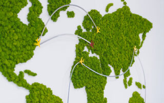 Corporate - DHL Milano - Progetto di Green Interior Design: Parete in Moss Modello Nordic Plus con scritte applicate, Pannello custom con scritta "Relax" in Moss Nordico, Parete in Moss Nordico Custom con sagoma Planisfero e aeroplani applicati e Piante Semi-Naturali - by Verde Passione