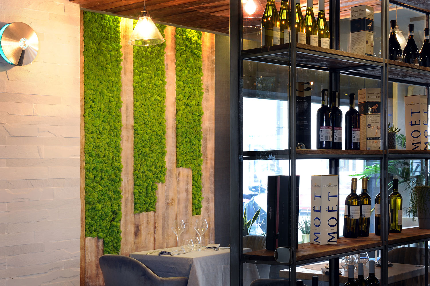 Ho.re.ca – Ristorante Mediterraneum Milano – by Verde Passione Ho.re.ca – Ristorante Mediterraneum Milano – Pareti in Moss Modello Nordica e Quadri in Moss Modello Nordic Frame Circle – by Verde Passione