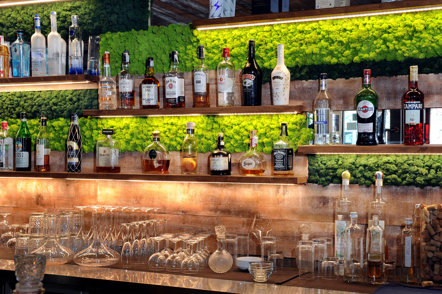 Ho.re.ca – Ristorante Mediterraneum Milano – by Verde Passione Ho.re.ca – Ristorante Mediterraneum Milano – Pareti in Moss Modello Nordic Plus e Quadri in Moss Modello Nordic Frame Circle – by Verde Passione