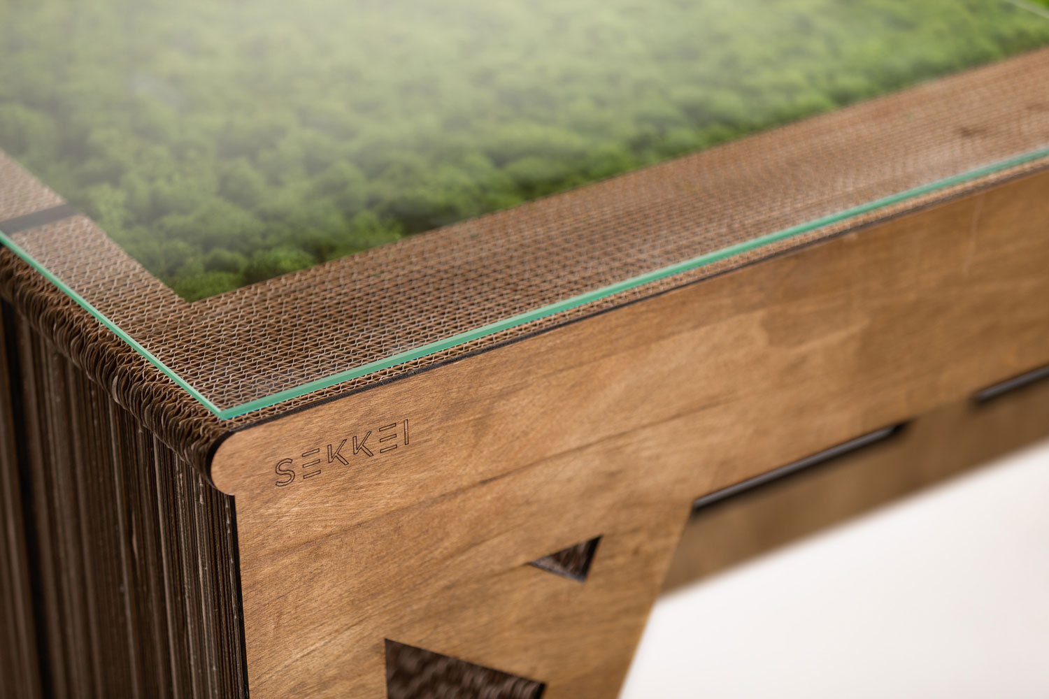 Linea RiciclaMoss! – Scrivania Paris Green Passion – by Verde Passione in collaborazione con Sekkei Linea RiciclaMoss! - Scrivania in cartone sostenibile con applicazioni di moss stabilizzato Nordic Plus - by Verde Passione in collaborazione con Sekkei