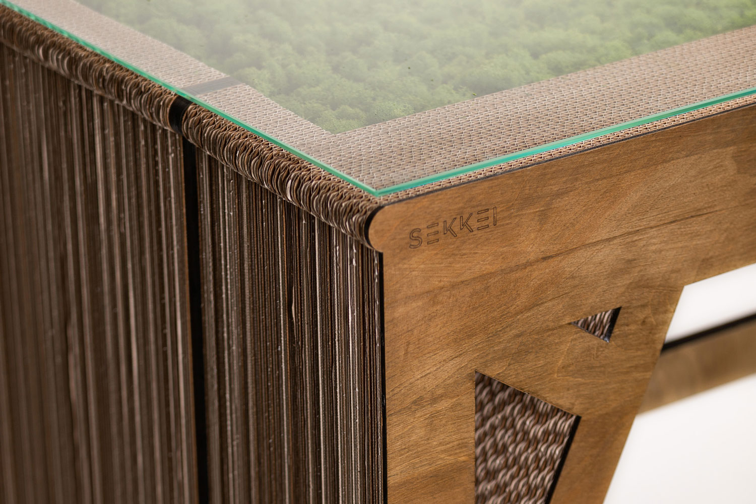 Linea RiciclaMoss! – Scrivania Paris Green Passion – by Verde Passione in collaborazione con Sekkei Linea RiciclaMoss! - Scrivania in cartone sostenibile con applicazioni di moss stabilizzato Nordic Plus - by Verde Passione in collaborazione con Sekkei
