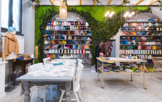 Retail – Lana di Miele Knit Garden Bar Milano – Parete in Moss Custom sagomata con muschi e fronde personalizzate – by Verde Passione in collaborazione con arch. Cappellini e arch. Gorla
