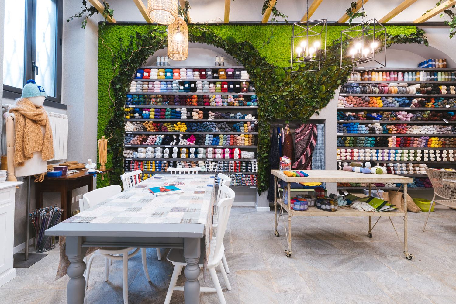 Retail – Lana di Miele Knit Garden Bar Milano – by Verde Passione in collaborazione con arch. Cappellini e arch. Gorla Retail – Lana di Miele Knit Garden Bar Milano – Parete in Moss Custom sagomata con muschi e fronde personalizzate – by Verde Passione in collaborazione con arch. Cappellini e arch. Gorla