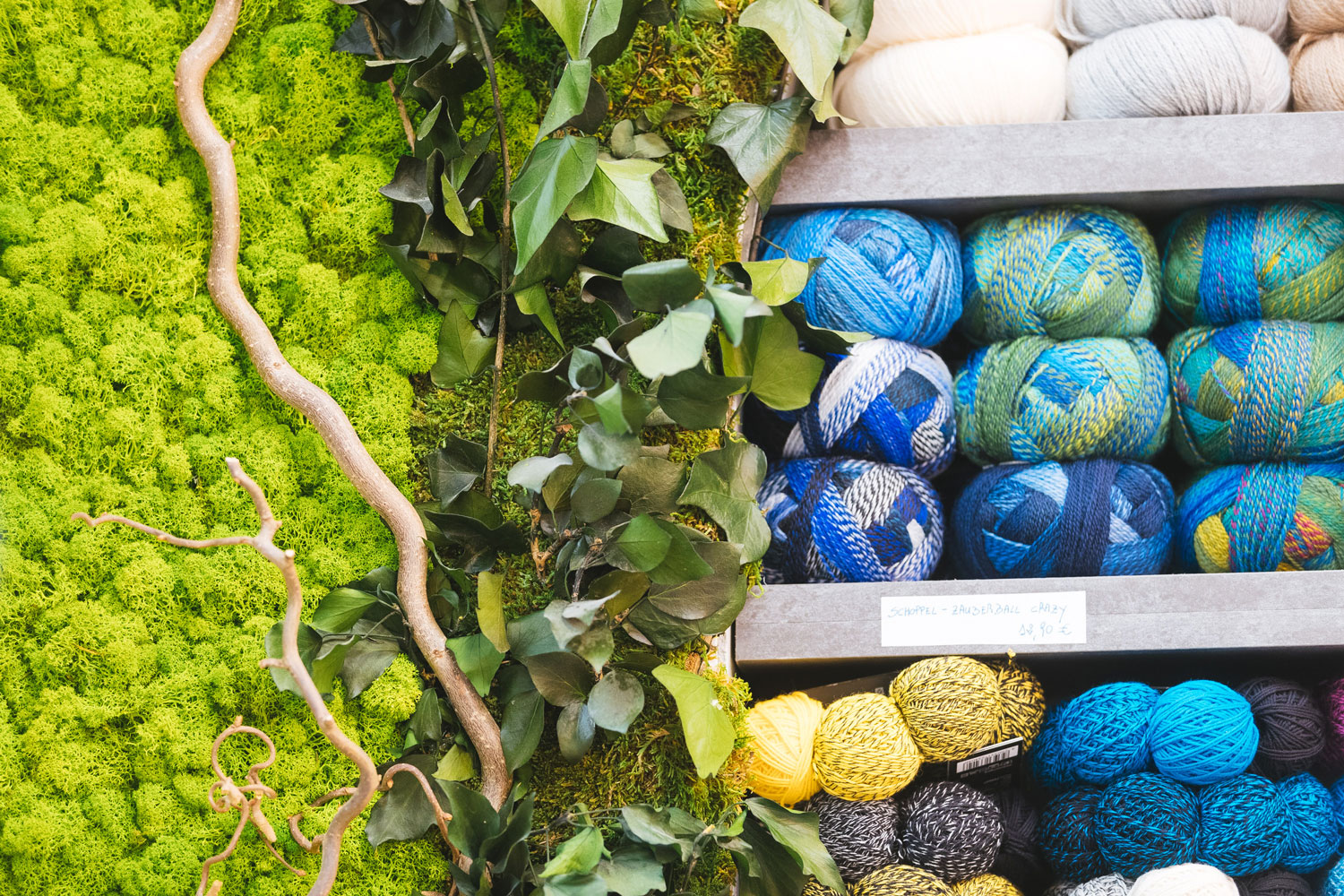 Retail – Lana di Miele Knit Garden Bar Milano – by Verde Passione in collaborazione con arch. Cappellini e arch. Gorla Retail – Lana di Miele Knit Garden Bar Milano – Parete in Moss Custom sagomata con muschi e fronde personalizzate – by Verde Passione in collaborazione con arch. Cappellini e arch. Gorla