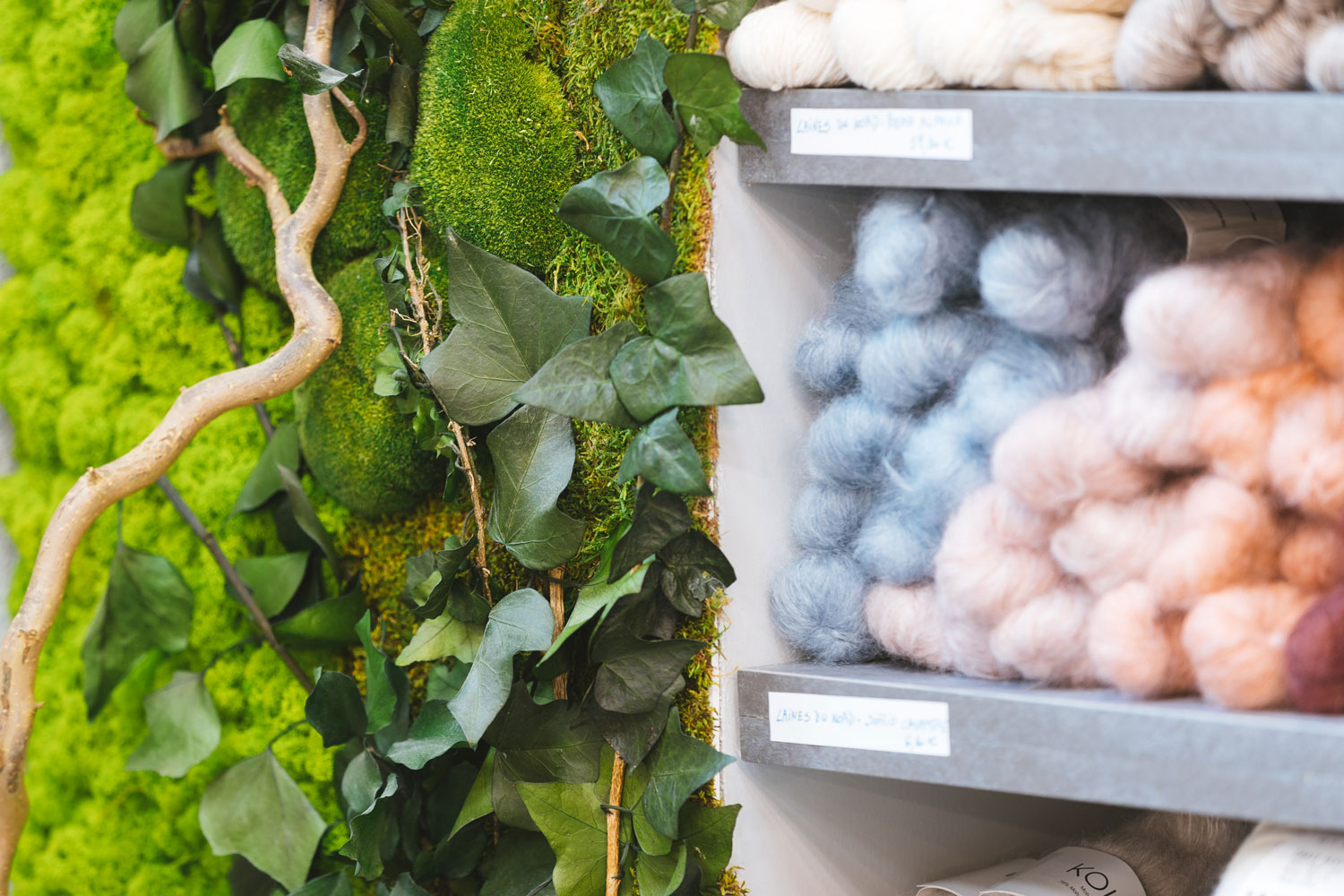 Retail – Lana di Miele Knit Garden Bar Milano – by Verde Passione in collaborazione con arch. Cappellini e arch. Gorla Retail – Lana di Miele Knit Garden Bar Milano – Parete in Moss Custom sagomata con muschi e fronde personalizzate – by Verde Passione in collaborazione con arch. Cappellini e arch. Gorla