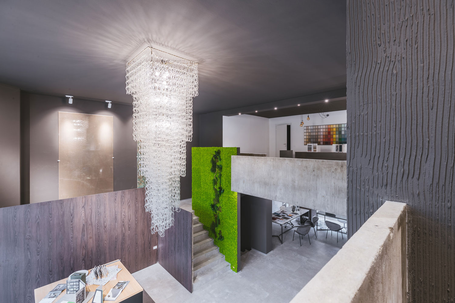 Showroom – Materia – by Verde Passione Showroom – Materia – Parete in Moss e fronde stabilizzate Custom su scala – by Verde Passione