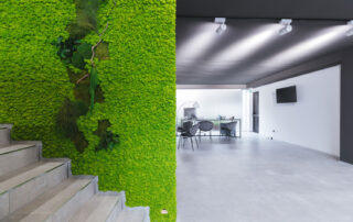 Showroom – Materia – Parete in Moss e fronde stabilizzate Custom su scala – by Verde Passione