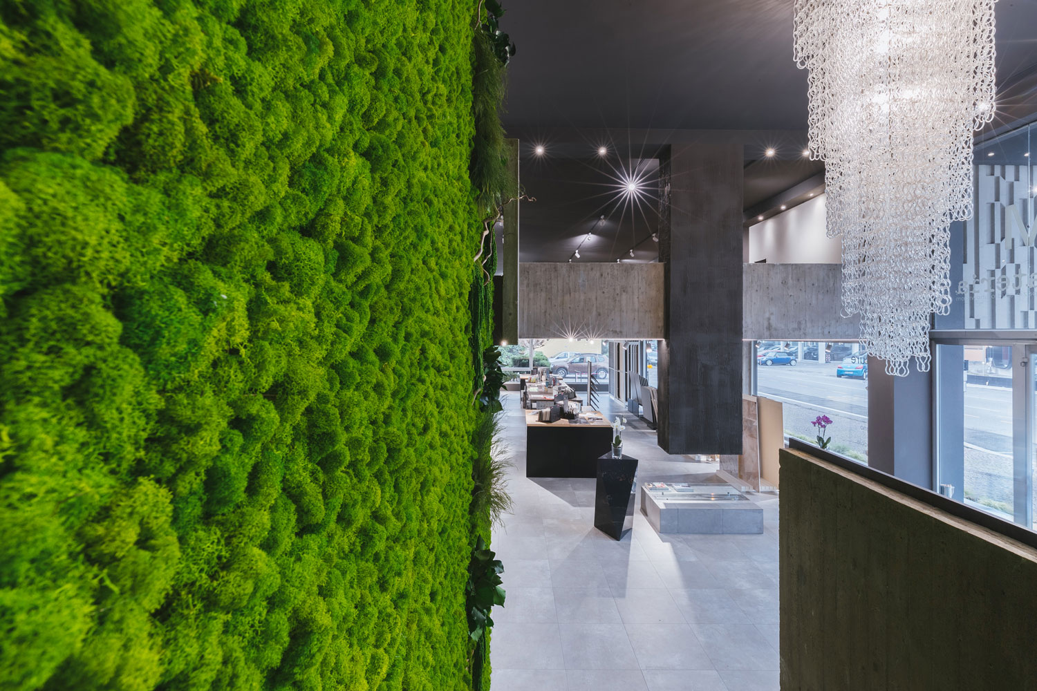 Showroom – Materia – by Verde Passione Showroom – Materia – Parete in Moss e fronde stabilizzate Custom su scala – by Verde Passione