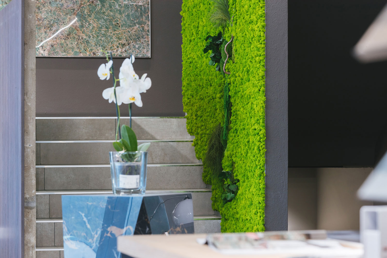 Showroom – Materia – by Verde Passione Showroom – Materia – Parete in Moss e fronde stabilizzate Custom su scala – by Verde Passione