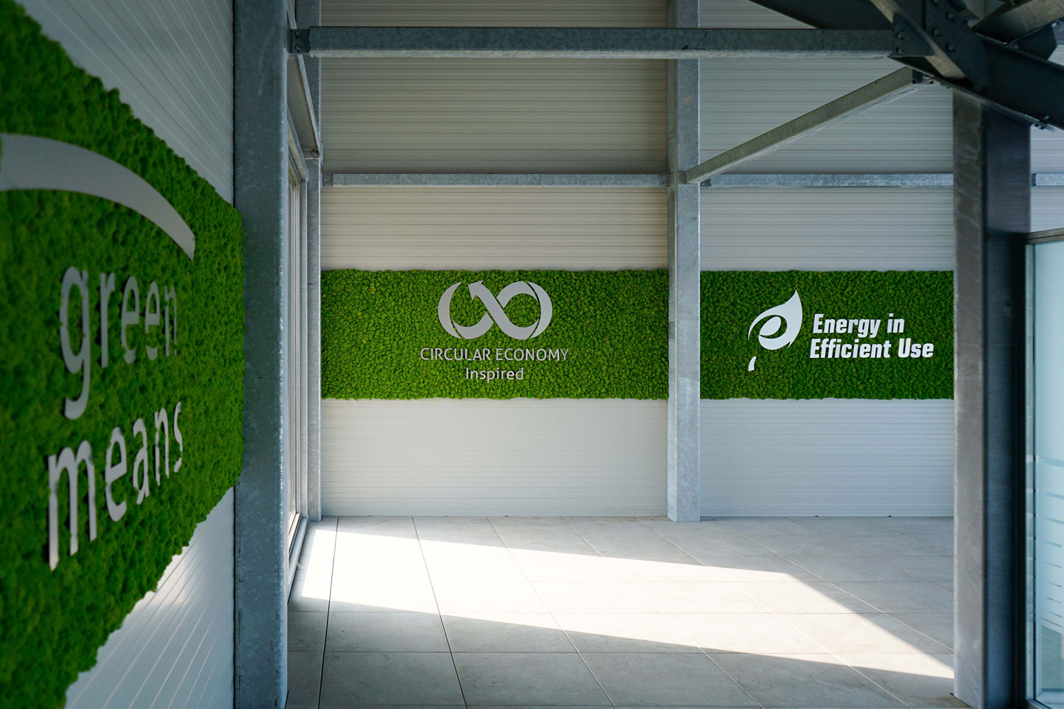 Showroom – Prima Industrie S.p.A Collegno – Loghi Semplici applicati su Pareti in Moss modello Nordica – by Verde Passione in collaborazione con l'arch. Bollarino