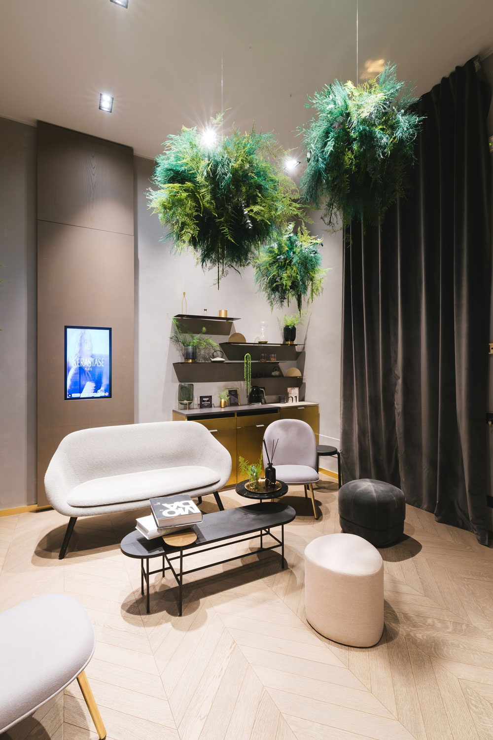 Beauty&SPA – Toni&Guy Milano – by Verde Passione in collaborazione con Chiara Silvestri – immagine Indoor Beauty&SPA - Toni&Guy Milano - Fronde Stabilizzate a soffitto modello Sfera Vegetale - by Verde Passione in collaborazione con Chiara Silvestri - immagine Indoor