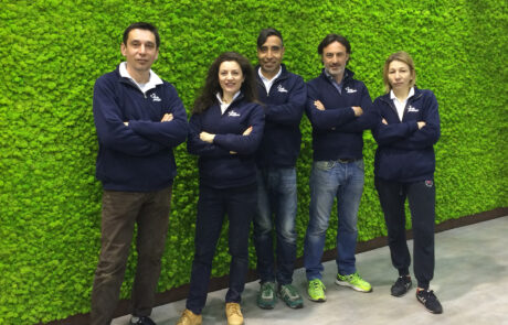 Team di Verde Passione Team allo Stand UnoPiù - Salone del Mobile 2018 - Allestimento di Parete in Moss - by Verde Passione in collaborazione con l'arch. Marco Paolelli