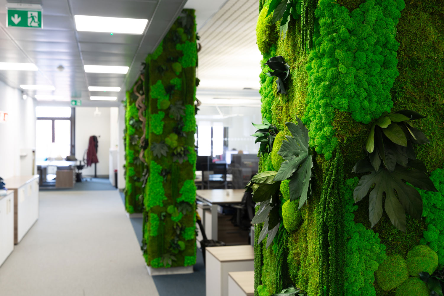 Corporate – TIM – Pilastro rivestito in moss modello Giungla – by Verde Passione Corporate - TIM - Pilastro rivestito in moss modello Giungla - by Verde Passione