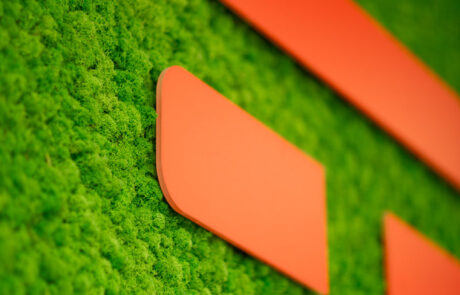 Corporate - TIM - Parete in Moss modello Nordica Logo Lineare - by Verde Passione