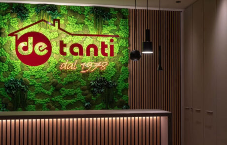Corporate - Studio Immobiliare De Tanti - Parete Giungla, Logo con Illuminazione integrata e Eco Fono - by Verde Passione in collaborazione con IVM S.p.A e Studio Hangar17A